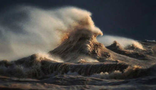 ohthentic:  bordjack:  colbert64: Liquid Mountains – Les vagues puissantes du Lac Erie photographiées par Dave Sandford   Avec sa série Liquid Mountains, le photographe canadien Dave Sandford (Instagram) a cherché à capturer toute la puissance et