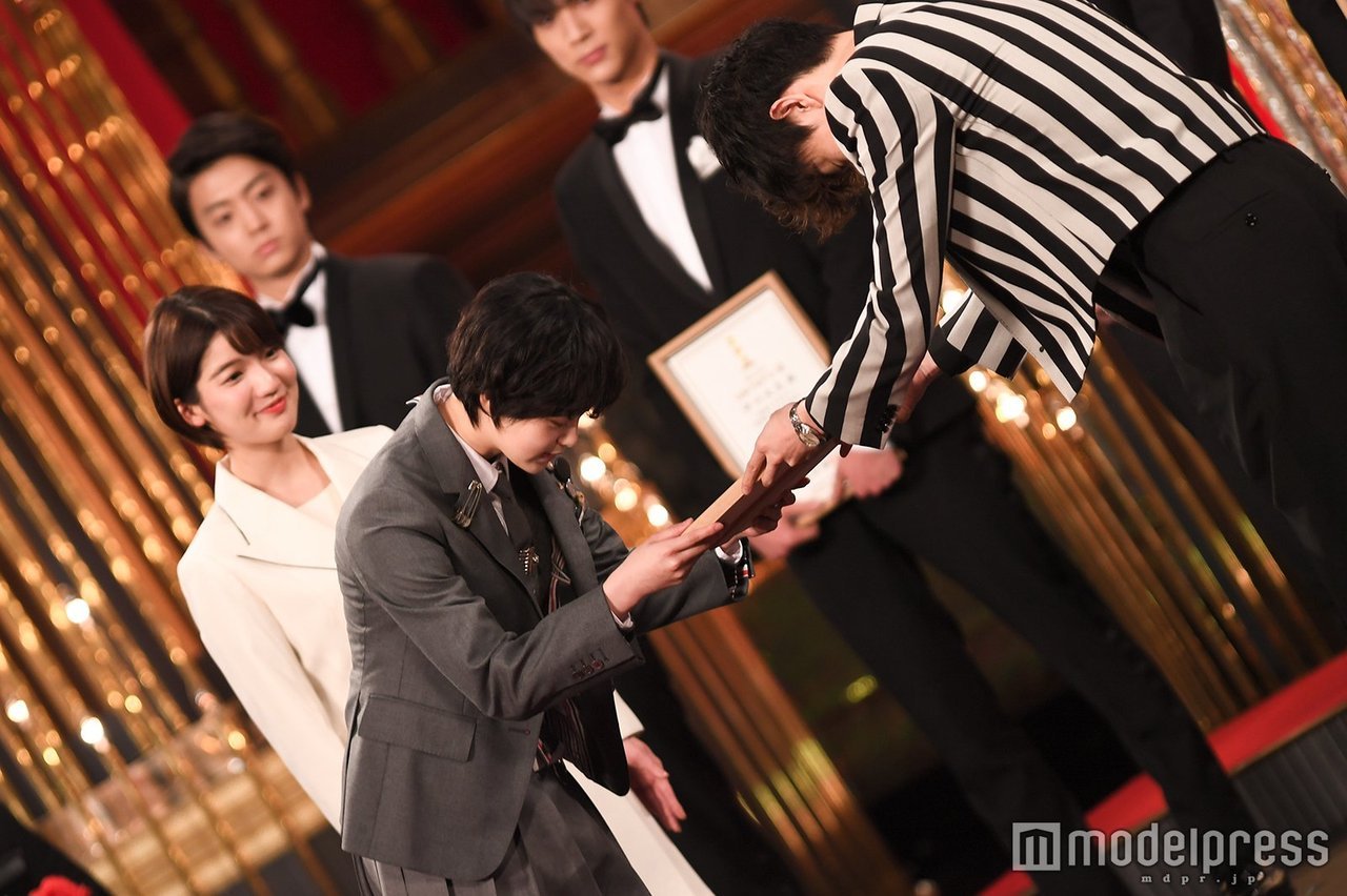 techiparco:     Hirate Yurina at Japan Academy Award. She won Rookie of the Year