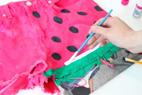 fancymade: DIY - WATERMELON SHORTS  Because who doesn’t love watermelon, specially on shorts! I had 