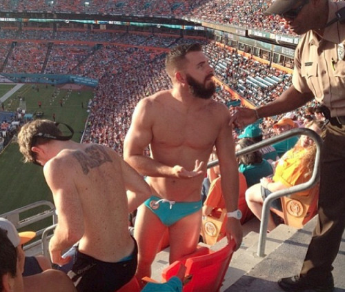 hiddleswiggles:  leggout:  tiberium-hyrule:  dieselhurst:  schentendo:  So women can wear beachwear all they want to football games, , but when men do it, they get kicked out? This is gender discrimination, folks.   But SERIOUSLY.  It’s a damn shame.