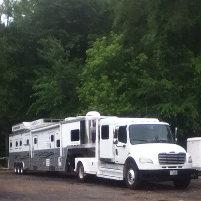 Spotted this beautiful horse trailering set up this morning!! #inlove #jealous #horses