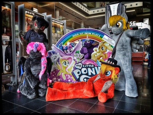 This Sunday Qetesh met a few other ponies at a Cinema in Karlsruhe to watch a sneak preview of My Li