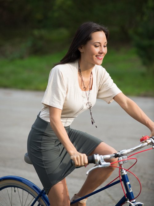 bikesandgirlsandmacsandstuff: (via Ride A Bike In A Skirt And Top From Iladora | Bike Pretty)