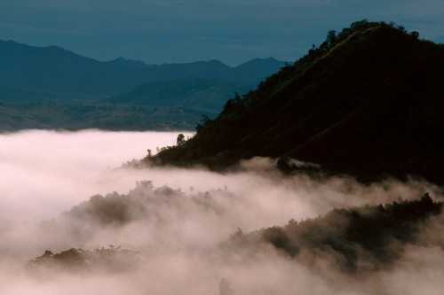 unearthedviews: MALAYSIA. Sabah. Mt Kinabalu at dawn. 1997. © Stuart Franklin/Magnum Photos