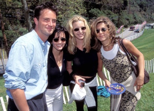  courteney cox, jennifer aniston, lisa kudrow and matthew perry attending the pediatric aids foundat