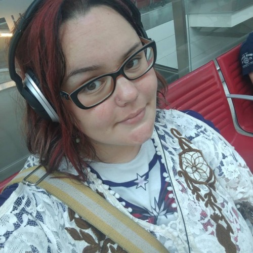 I found my headphones! In the bottom of my handbag, so now you get a traditional-style #airportselfi