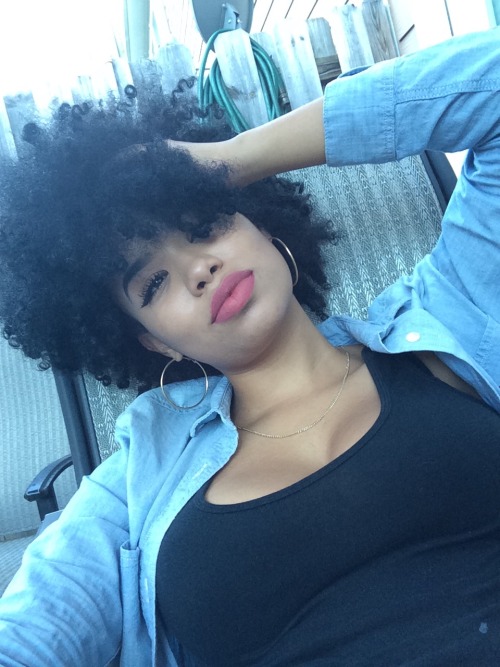 theeforvendetta:  cat-is-life: I think hoops go good with afros  Oh…my gawd.