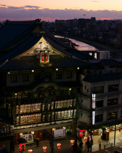 fuckyeahjapanandkorea:  南座 - 鴨川 - 京都タワー ／ Gion Night View (by Active-U) 