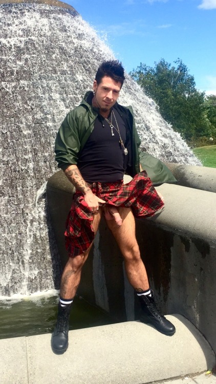 themaletaint: misterjackdarling: Gone for a walk in my kilt on a windy Seattle day woof what a sexy 