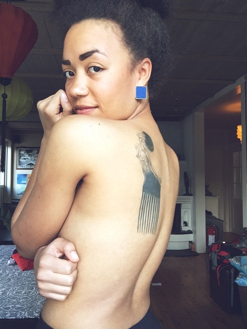 snapbacksntemptatts:  Her tattoo tho