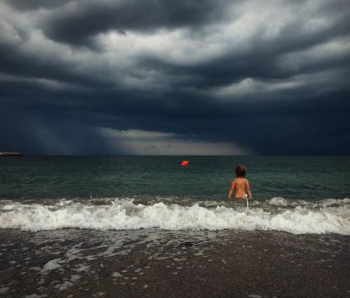 Profund… :) #melania #ostafi #blacksea #clouds #storm #iphone #iphonephotography  (at Blackse