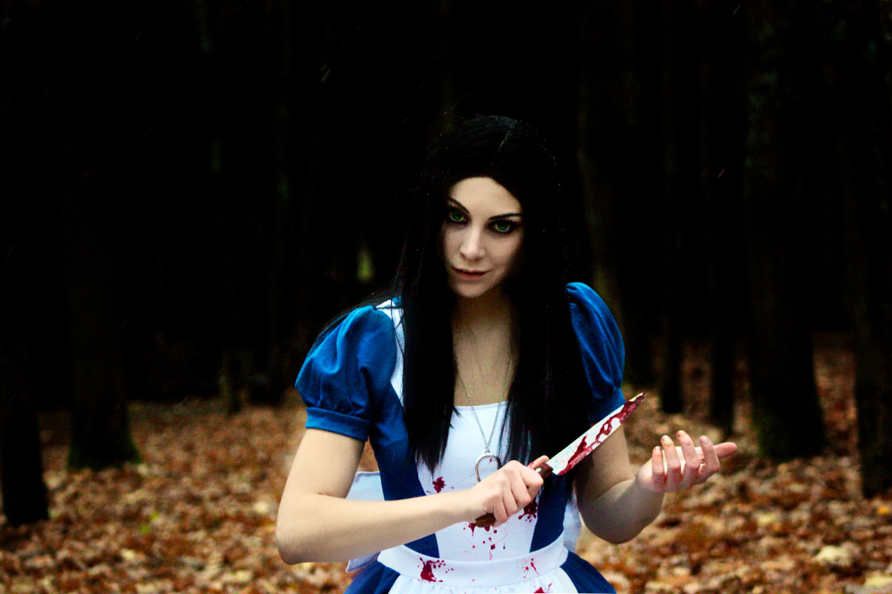 cosplayfanatics:  Alice Cosplay By Fiora-solo-top Follow cosplayfanatics.tumblr.com for