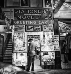indubio:  liquidnight:  Fred Lyon Man looking into novelty shop storefront, San Francisco, 1947 [via Everyday_I_Show]  .
