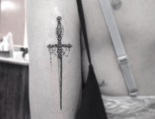 Há algo sobre as tatuagens …