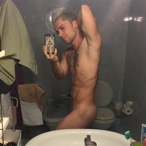 therealsethstorm:  This morning when I woke up XD