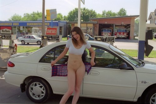 peepys-roadrunner:Bald slut flashing at the gas pump!