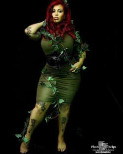 #Repost @dmtsweetpoison ・・・ #whatsyourpoison #dmtsweetpoison #poisonivy #bbb #brainsbeautybooty #badgirlsclub #dccomics #cosplayer #geeksquad #effyourbeautystandards #bodypositive #honormycurves #bowdown #bbw #plussize #bitesize #altmodel #photosbyphelps