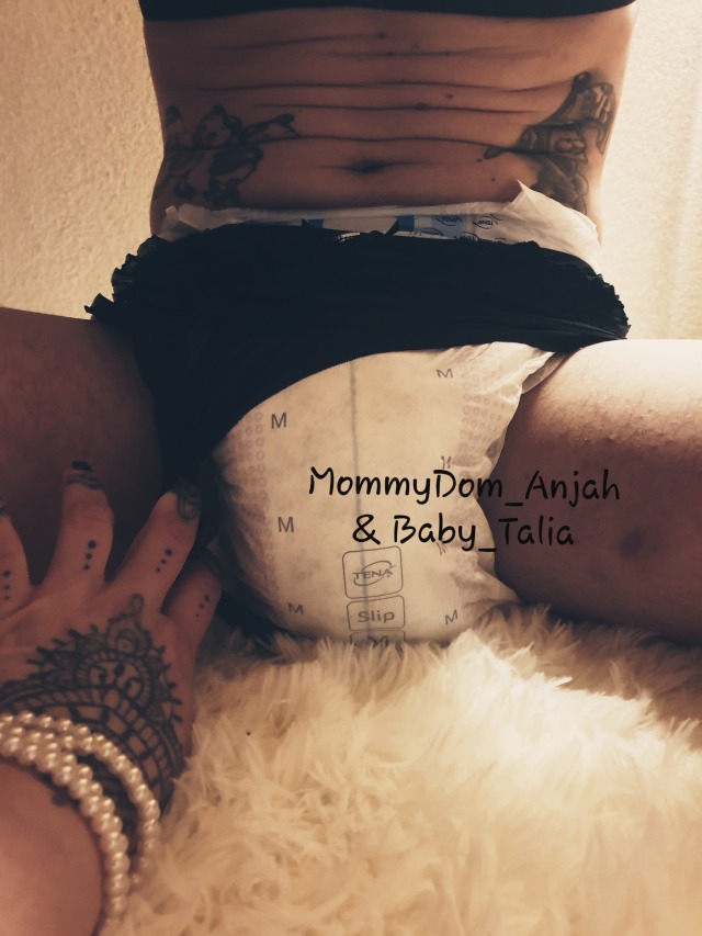 mommydom-anjah86:Don`t be shy @windelbaby-talia show Mommy ur full Diaper….ohohhh