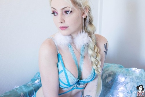 nerdynaughty69: irishgamer1:   sgselects: Fetish Friday with Shamandalie Suicide cosplaying as Queen Elsa from Disney’s Frozen! This Elsa cosplay is so fuckin sexy   Sexy as hell 