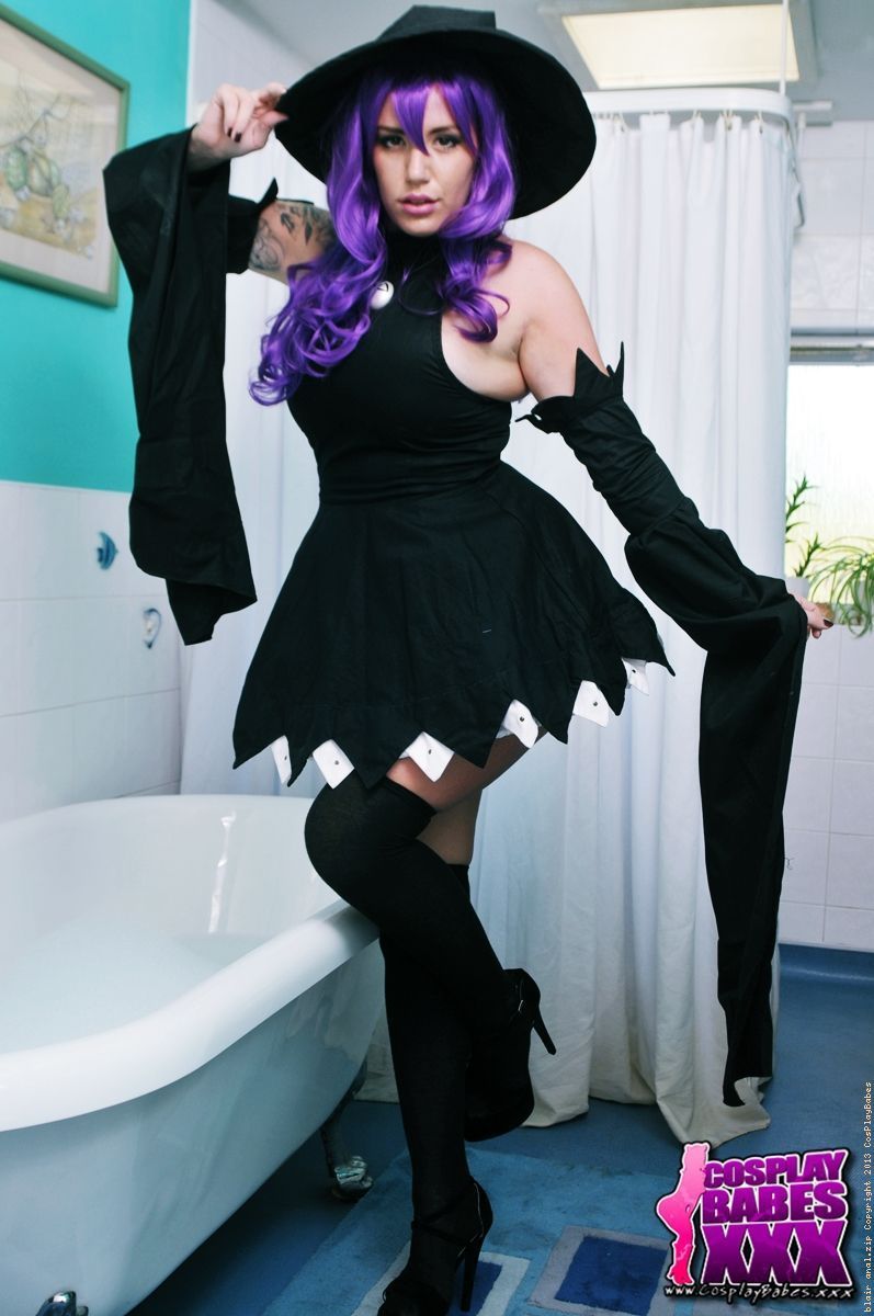 cosplaybabesxxx:  Yuffie Yulan dressed as Blair from Soul Eater in our Halloween