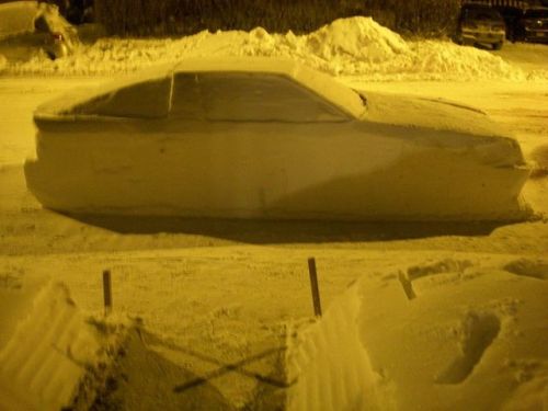 カナダ人「路上に車の雪像を作ったら…パトカーはどんな反応をすると思う？」→なんと駐禁切符を切られる連日の大雪に見舞われているカナダ・ケベック州モントリオール。現地に住むデザイナーの男性は、雪かきをして