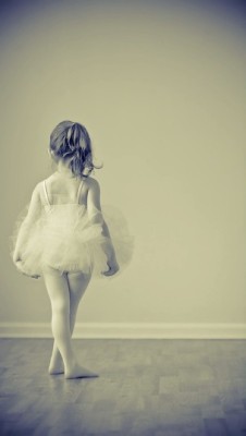 lifeisawhirlwind:  Little ballerina ♥ on @weheartit.com - http://whrt.it/YnFcFd 