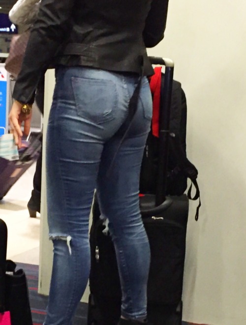 aroundtownasses:  Bigger hips, tight ass jeans.