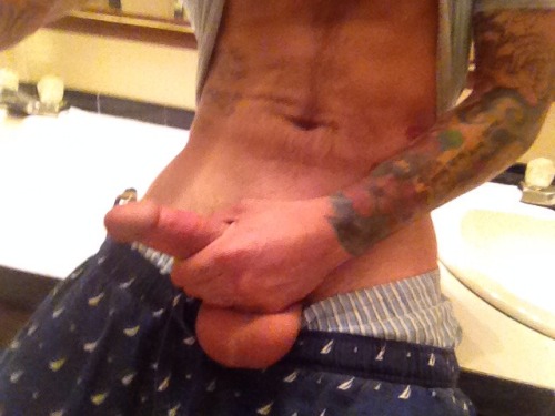 camsherrill:Follow! Reblog! Message me and kik me nudes! Enjoy!