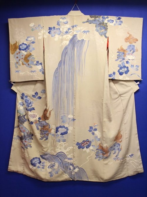 tanuki-kimono: Antique kimono depicting shishi lions frolicking among botan/peony by a dramatic wate