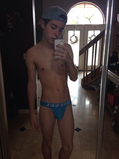 boys75:  get-naked-boys:  prettygayboys:  similar posts: here  Heißer Typ, geiler Jock, aber i