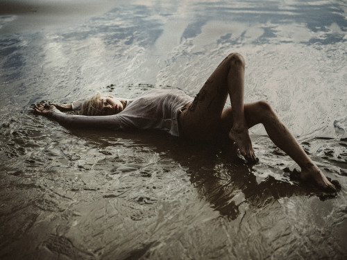 Porn photo keslertran:  Chasing Tides 