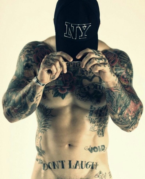 ifuckrainbows:  noblueballs:  asifthisisme:  Oh Alex  Funny we know who this is without even seeing his face. I wonder if he knows how big of a gay following he has? (In case you don’t know, his name is Alex Minsky and he’s a former marine turned