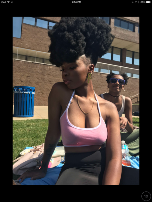 kidandfro: Black girls glow in the sun ☀️ Ig: @kidandfro @blackwomenmakeupinspo @blackgirlshairrock 