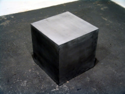 uvre:Shaking Cube, Jeppe Hein, 2004.