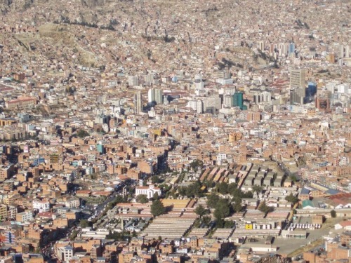 Vista de la zona central de La Paz desde El Alto, Bolivia, 2006.