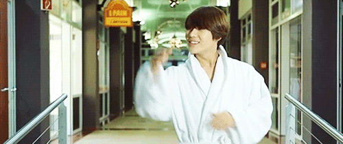 hungrytaem:  How to make an entrance by Lee Taemin 