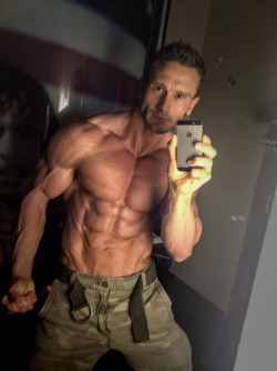 billyraysorensen:  Muscled studly – Thomas DeLauer …