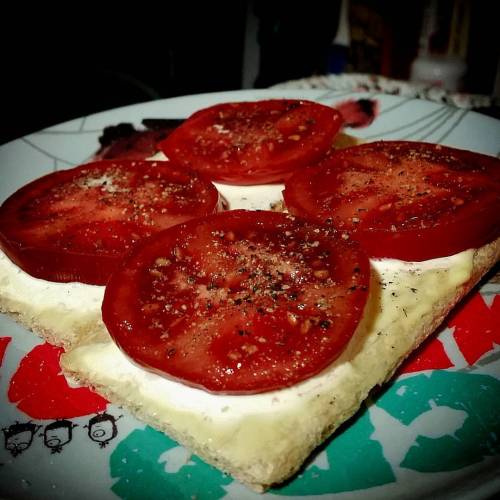 Lunch. 😍 #instafood #instafoodie #cleaneating #136calories #ryecruskits #kumatotomato #creamcheese #healthysnack #food #foodie #foodporn #foodieporn #foodofinstagram #weightloss #weightlossjourney #effyourbodystandards #effyourbeautystandards #yum