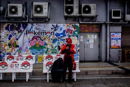 A supporter of Hiroshima&rsquo;s Carp is waiting at the old shinjuku bus terminal.Photo : Pierre