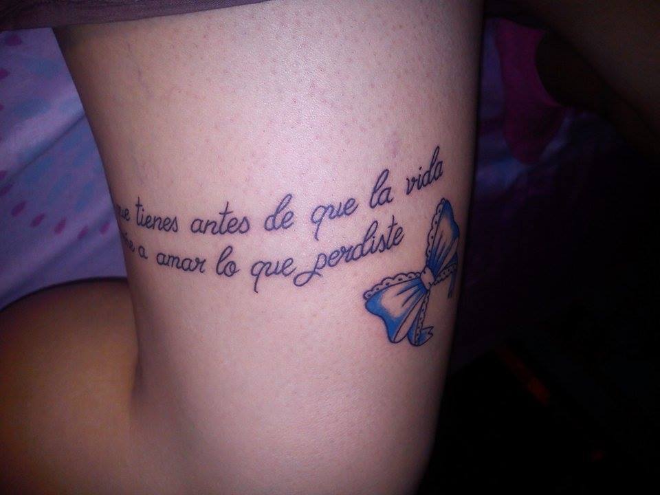 Tatuajes Pequeños — Pequeño tatuaje que dice “Ama lo que tienes antes...