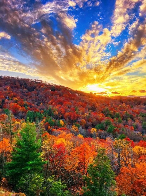 magicaloctober:Fall sunset in Highlands, North Carolina