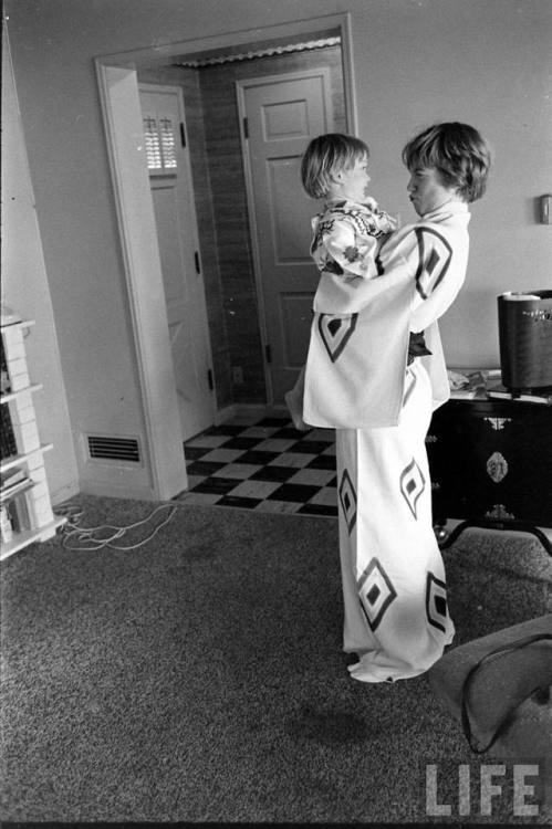 Sachi Parker and Shirley MacLaine(Allan Grant. 1959?)