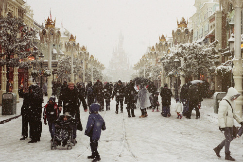 carollinq: theprincessofarendelle: Disneyland Paris December 2010 3-7 by Keith Isaacs on Flickr