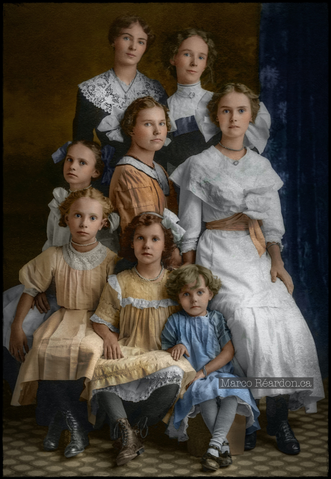 B+W photos colorized by photographer Marco Réardon — Les soeurs