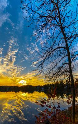 simplymyview:  Lakeside Sunset                                                                                                        Setting sun with the assist of scattered clouds prepares for a big