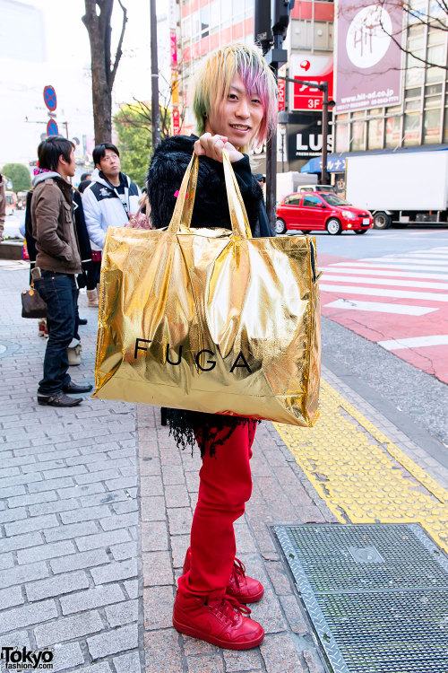 Shiny gold Fukubukuro were popular at Shibuya 109-2 this year. :-)