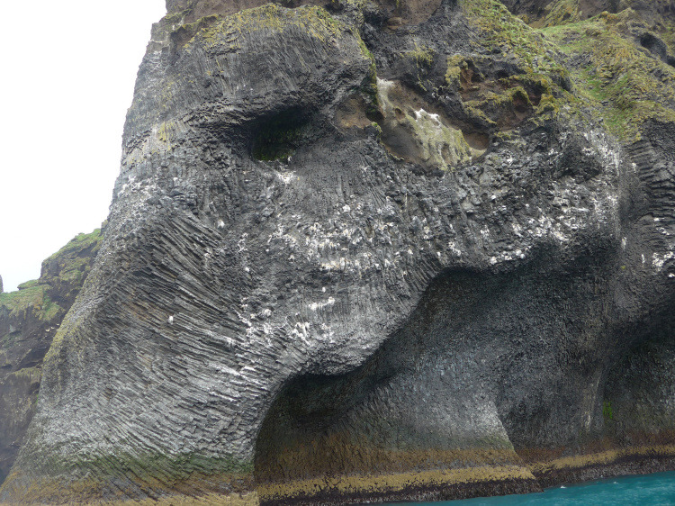 shitmegusta:  laughingsquid:  An Amazing Rock Formation On an Icelandic Island That
