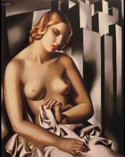 Nude with Buildings, Tamara de Lempicka, 1930. #tamaradelempicka #nudewithbuildings #1930 #1930s #pa