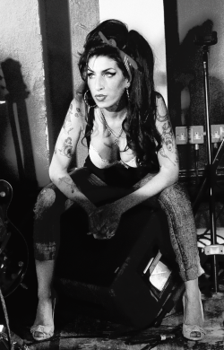 amywinehousedevotee:  Amy at the 100 club | 2010  