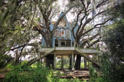 beautifulanonymous:  powerpuppiesandninjakittens:  These abandoned places are little spooky but stunning http://news.distractify.com/dark/science/abandon-places/?v=1  Someone take me to these places. Please? 